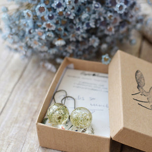 Real preserved Queens' Anne's Lace flowers are encased in the clear jewelry grade resin. 