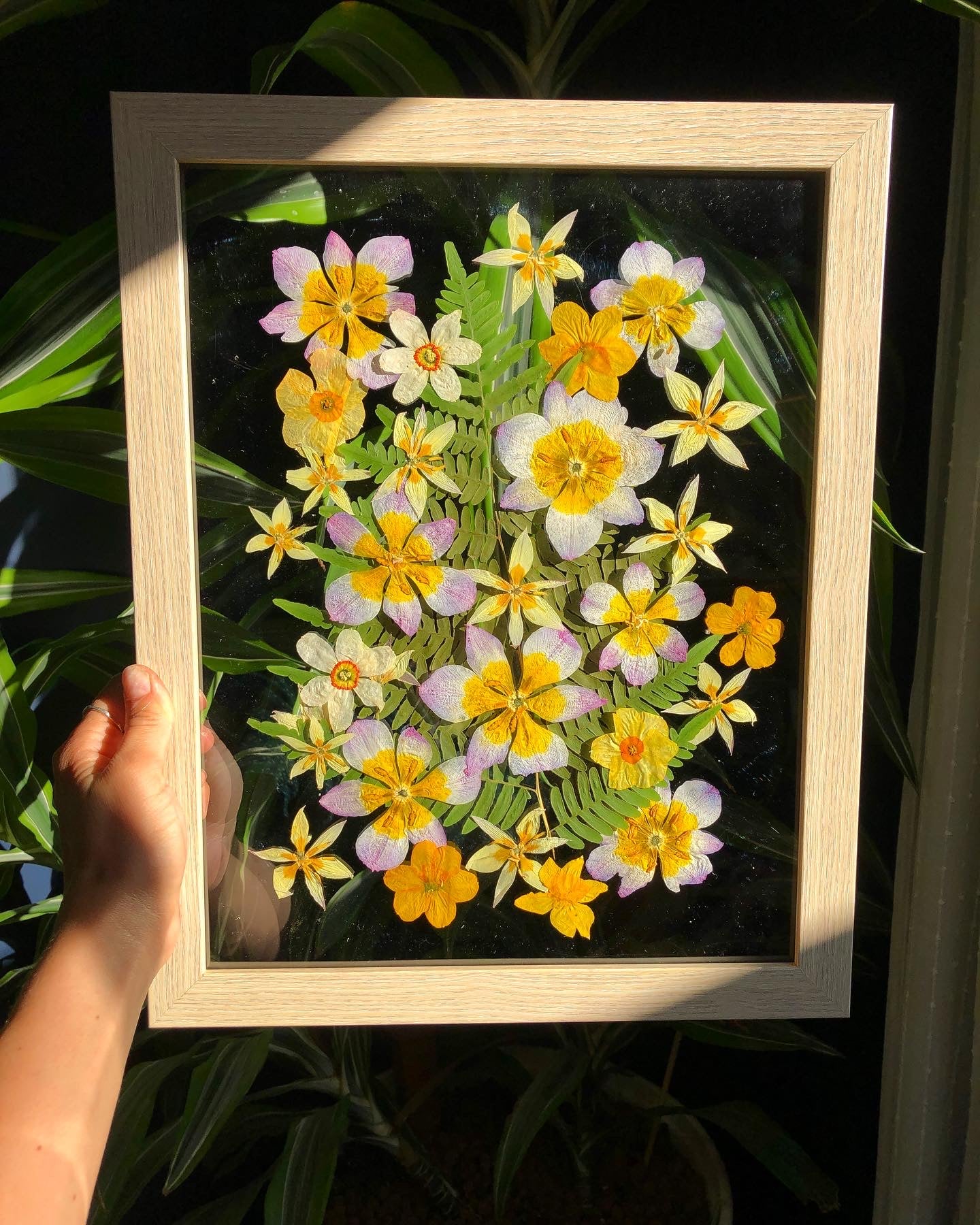 How to Make Pressed Flower Frames - Craft projects for every fan!