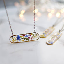 Load image into Gallery viewer, (Wholesale) Pressed flower brass bar necklace - MEADOW WALKER 18&quot;