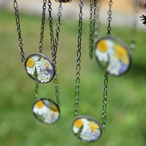  Unique terrarium style necklace features home grown and locally sourced daisies, violas, ferns and queen anne's lace - carefully arranged into Summer bouquet for you to admire. * Flowers are pressed and dehydrated to preserve the natural shape and color, then carefully set in a glass in a stained glass technique. 