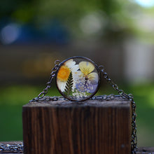 Load image into Gallery viewer, Eternal Summer - Round terrarium pressed flower necklace