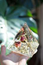 Load image into Gallery viewer, Custom Flower Preservation, Wedding Flower Art Decor resin pieces