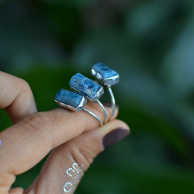 Neon Pacific Blue Apatite silver ring - horizontal bar
