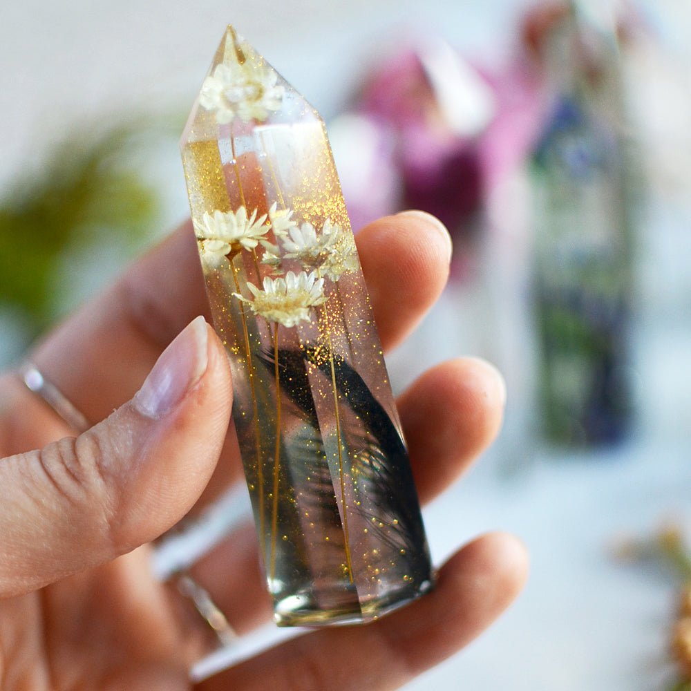 Daisy natural crystal point, pressed flower terrarium