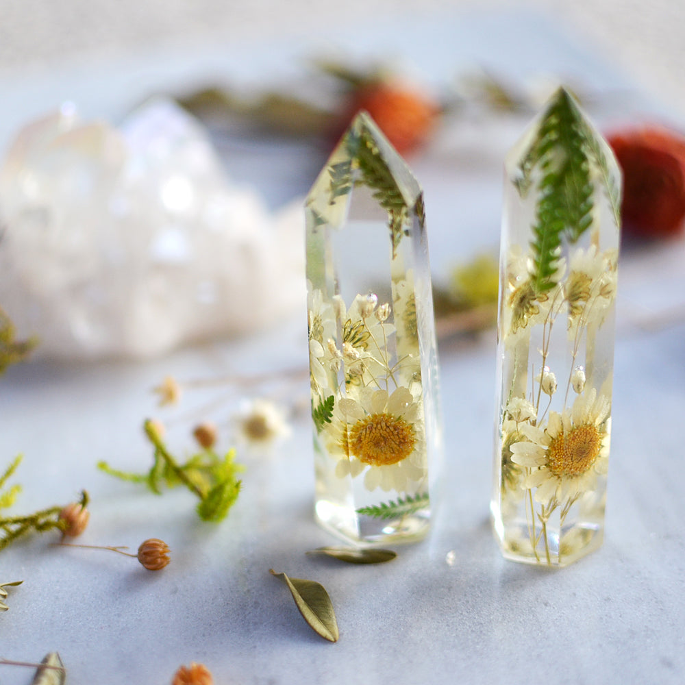 Daisy natural crystal point, pressed flower terrarium – Eight