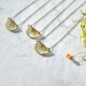 Minimalist yet unique and contemporary design. A pendant featuring locally sourced preserved Queen Anne's lace in the brass half circle. 