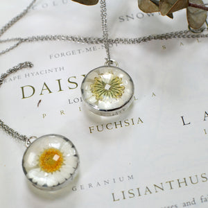 (Wholesale) Daisy flower necklace, disk pendant, 25" silver