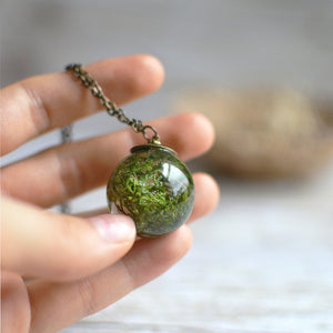 Beautiful Norwegian reindeer moss is encased in the resin sphere perfectly preserving its natural structure and gorgeous rich green color. 