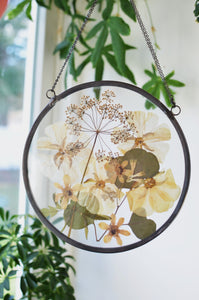 Round pressed flower wall hanging - White flowers Mix