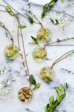 Load image into Gallery viewer, Terrarium Moss necklace