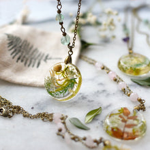 Load image into Gallery viewer, Terrarium Moss necklace