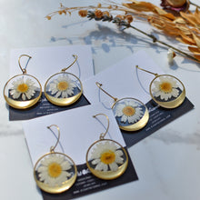 Load image into Gallery viewer, &#39;To be a daisy&#39; brass daisy dangle earrings